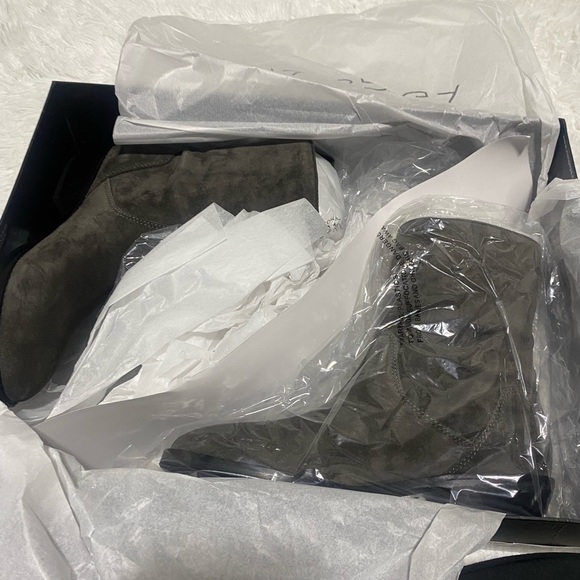 Via Spiga Fora Graphite Grey Slouch Booties Suede Size 5.5 M NIB - Picture 8 of 12